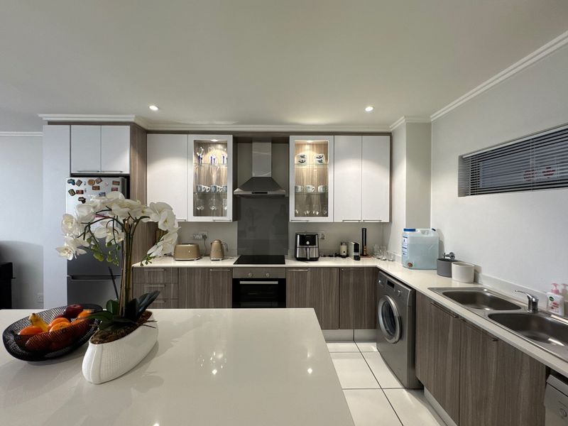 Apartment For Sale in Paulshof, Sandton - Photo 2