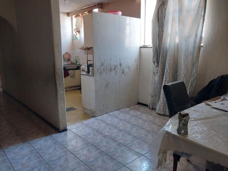 Apartment For Sale in Yeoville, Johannesburg - Photo 2