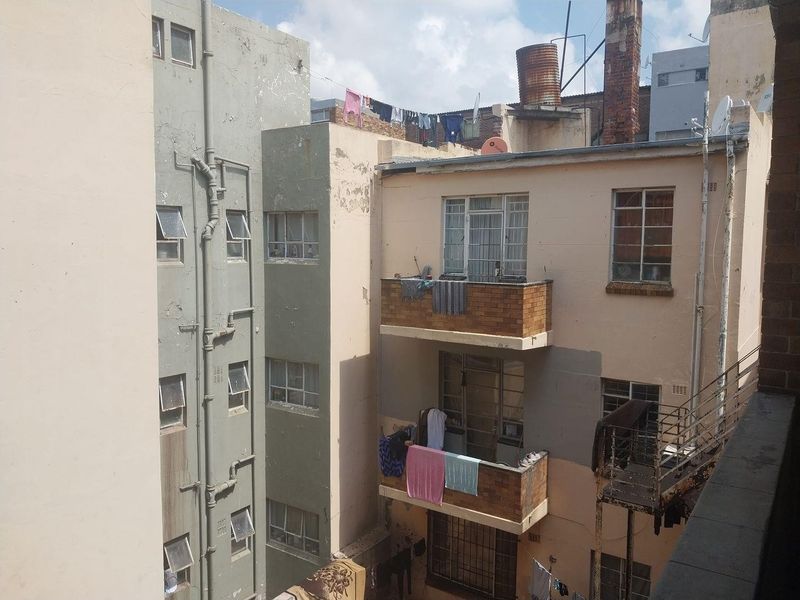 Apartment For Sale in Yeoville, Johannesburg - Photo 2