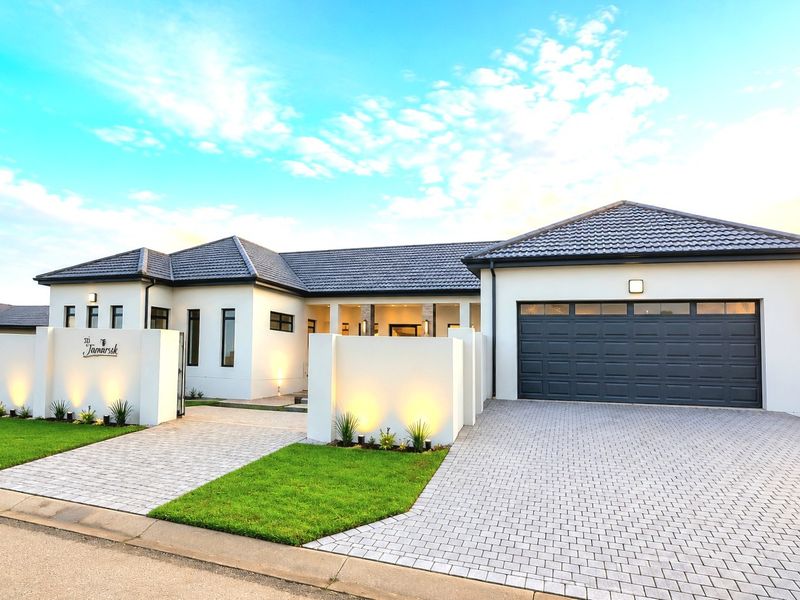 Exclusive Brand-New Luxury 4-Bedroom Home in Fountains Estate | Jeffrreys Bay - Photo 1