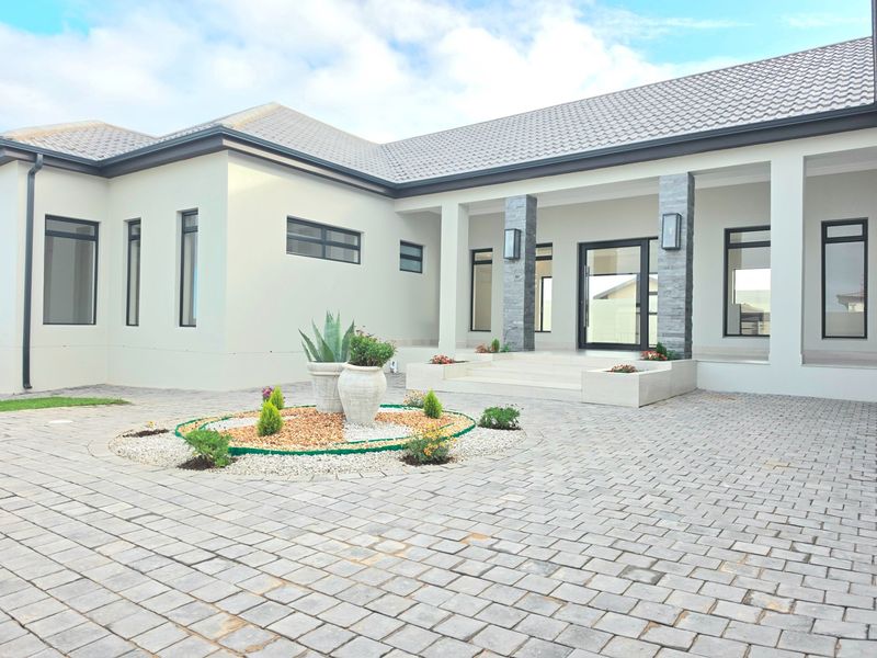 Exclusive Brand-New Luxury 4-Bedroom Home in Fountains Estate | Jeffrreys Bay - Photo 4