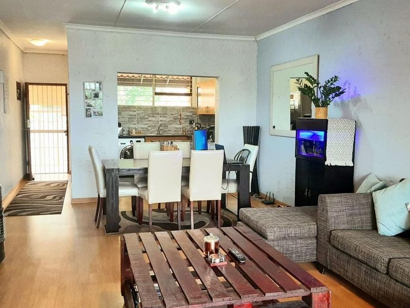 Apartment For Sale in Corlett Gardens, Johannesburg - Photo 1