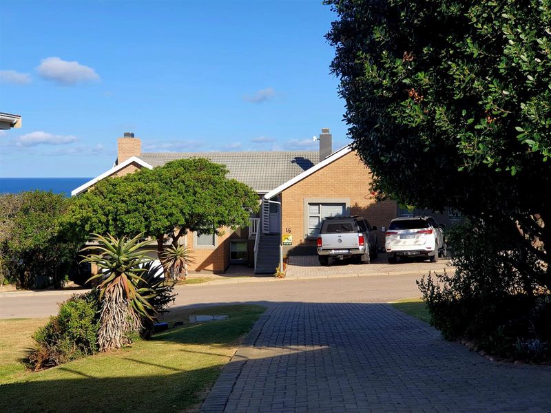 Ideal Multi-Generational Home in the Heart of Boggomsbaai - Photo 2