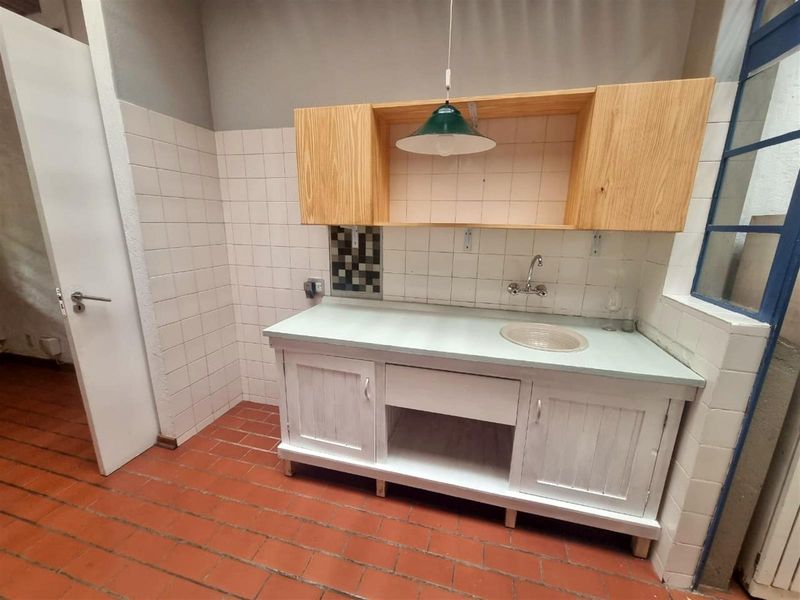 Natural light and rustic charm - Photo 8