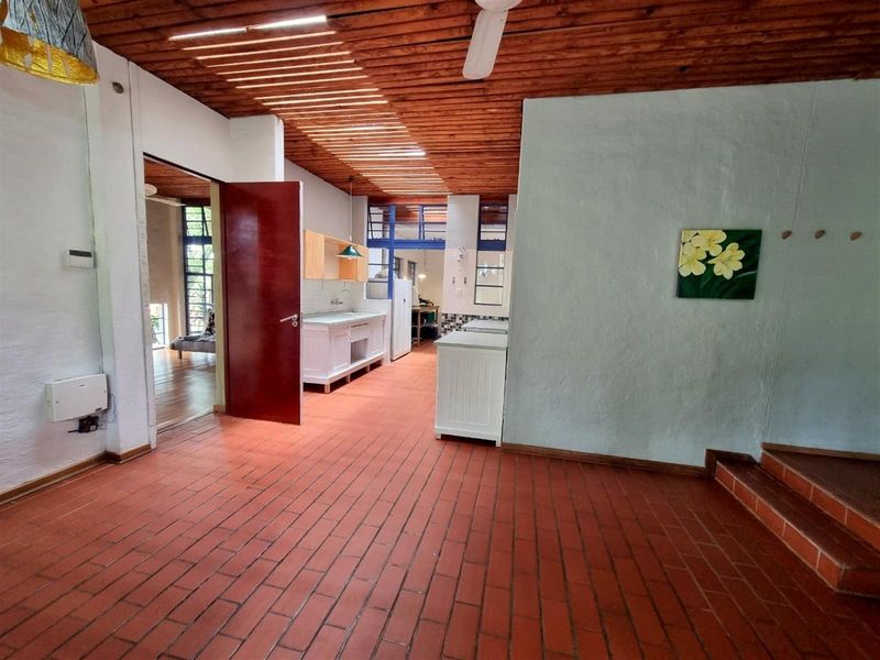 Natural light and rustic charm - Photo 9