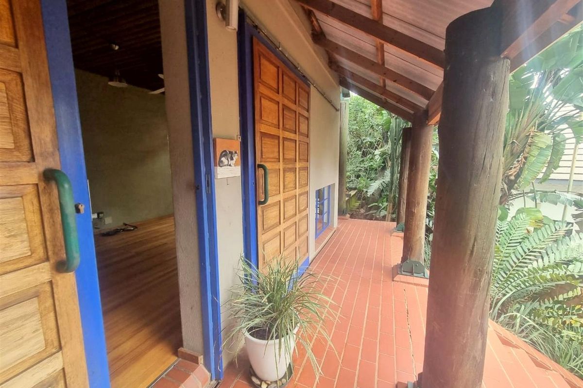 Natural light and rustic charm - Photo 5