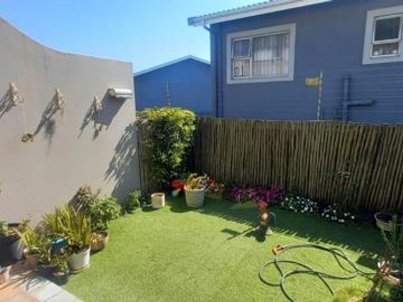 Two bed Townhouse, low maintenance, Marine drive - Photo 4