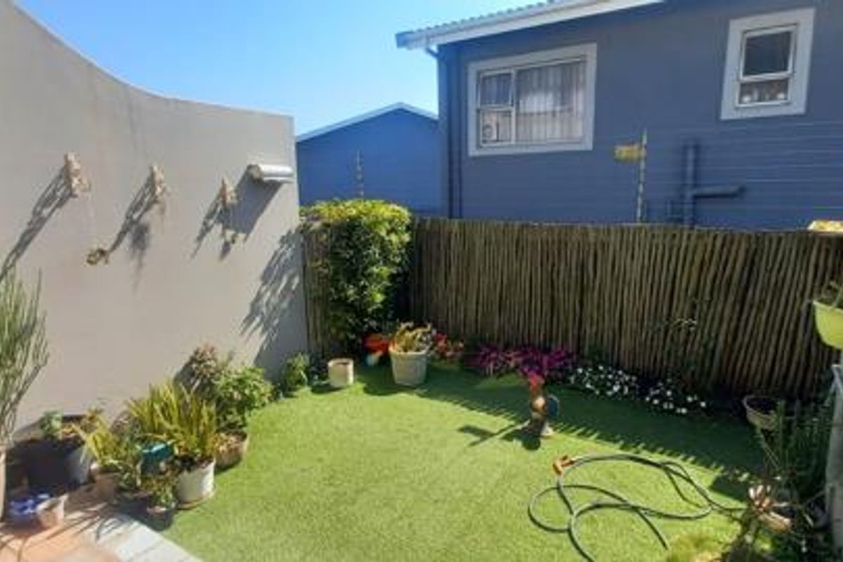 Two bed Townhouse, low maintenance, Marine drive - Photo 4