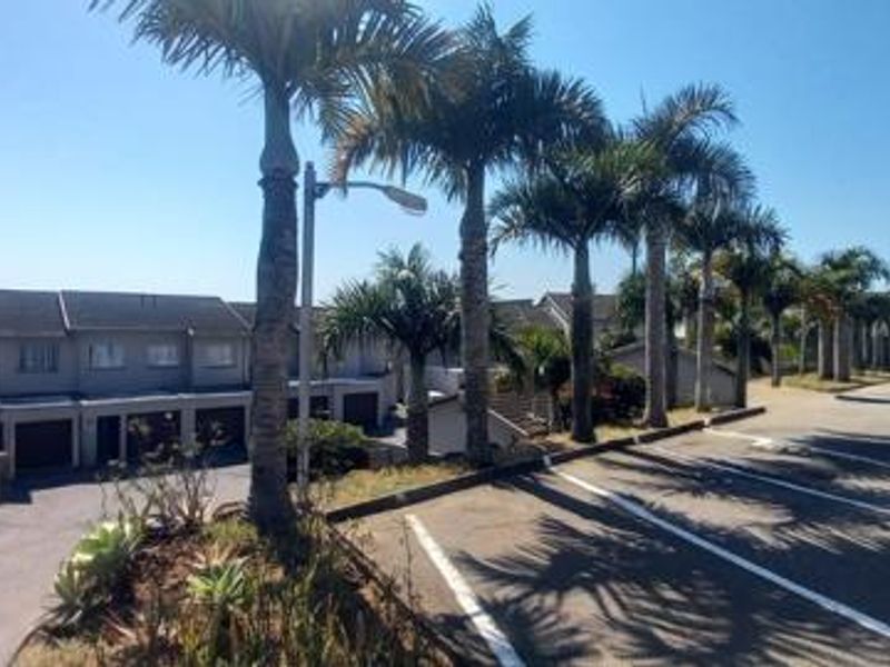 Two bed Townhouse, low maintenance, Marine drive - Photo 2