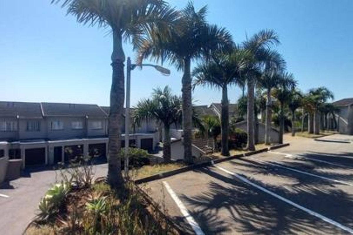 Two bed Townhouse, low maintenance, Marine drive - Photo 2