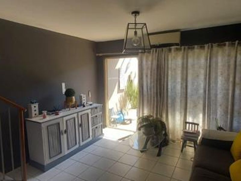 Two bed Townhouse, low maintenance, Marine drive - Photo 5