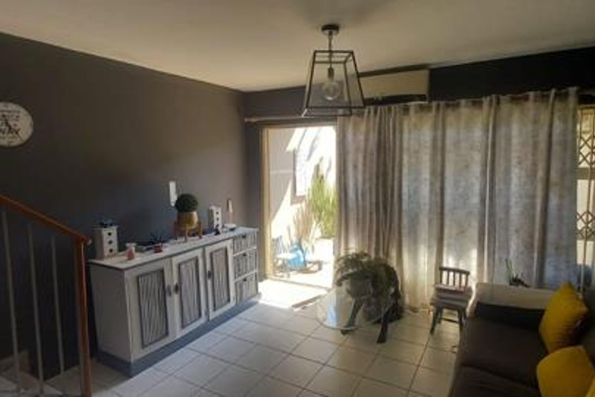 Two bed Townhouse, low maintenance, Marine drive - Photo 5