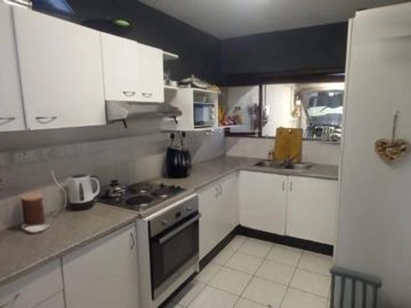 Two bed Townhouse, low maintenance, Marine drive - Photo 7