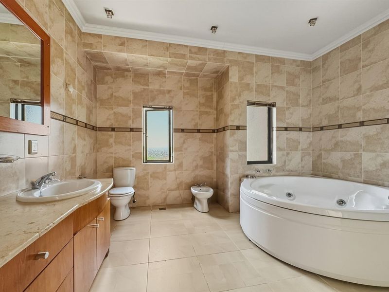 Exceptional 6 Bedroom Luxury Estate Home in Beverley Sandton Estate - Photo 3