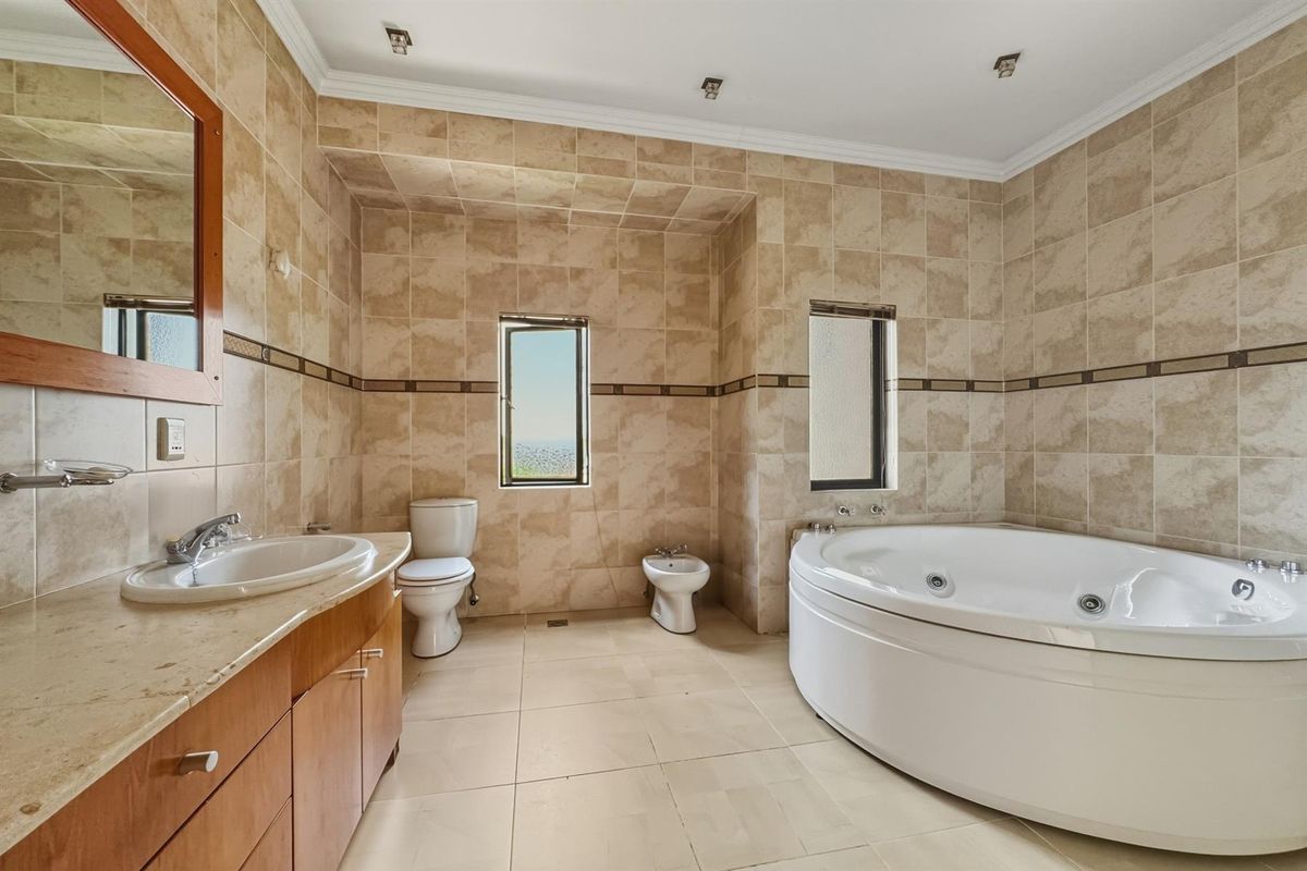 Exceptional 6 Bedroom Luxury Estate Home in Beverley Sandton Estate - Photo 3