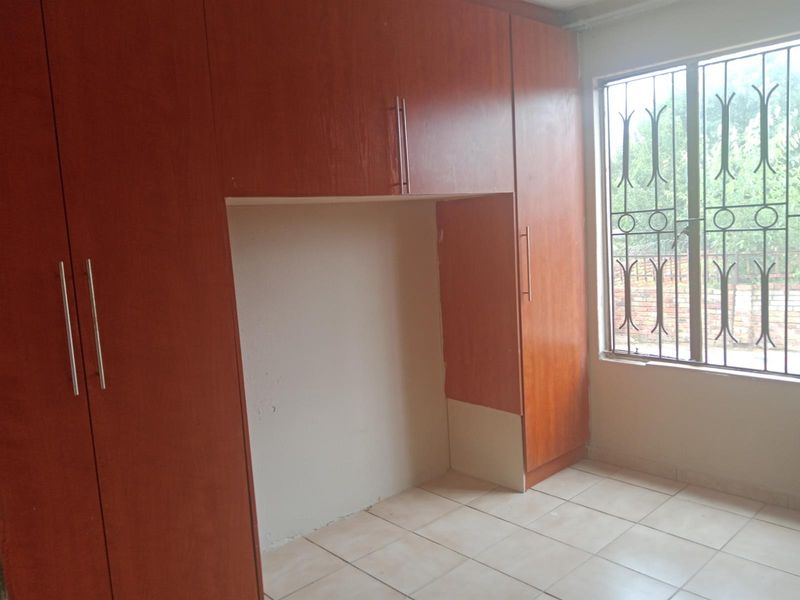 3 Bedroom House with a Garage To Rent in Philip Nel Park, Pretoria West - Photo 9