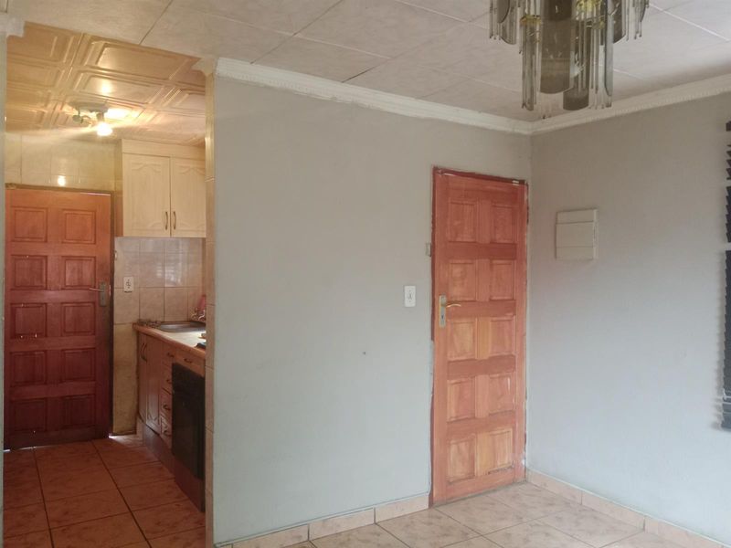 3 Bedroom House with a Garage To Rent in Philip Nel Park, Pretoria West - Photo 10