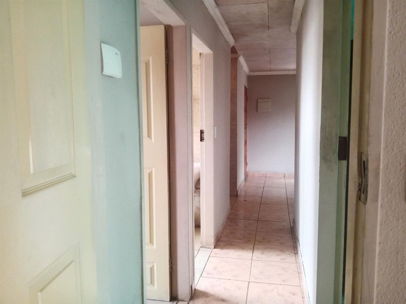 3 Bedroom House with a Garage To Rent in Philip Nel Park, Pretoria West - Photo 2