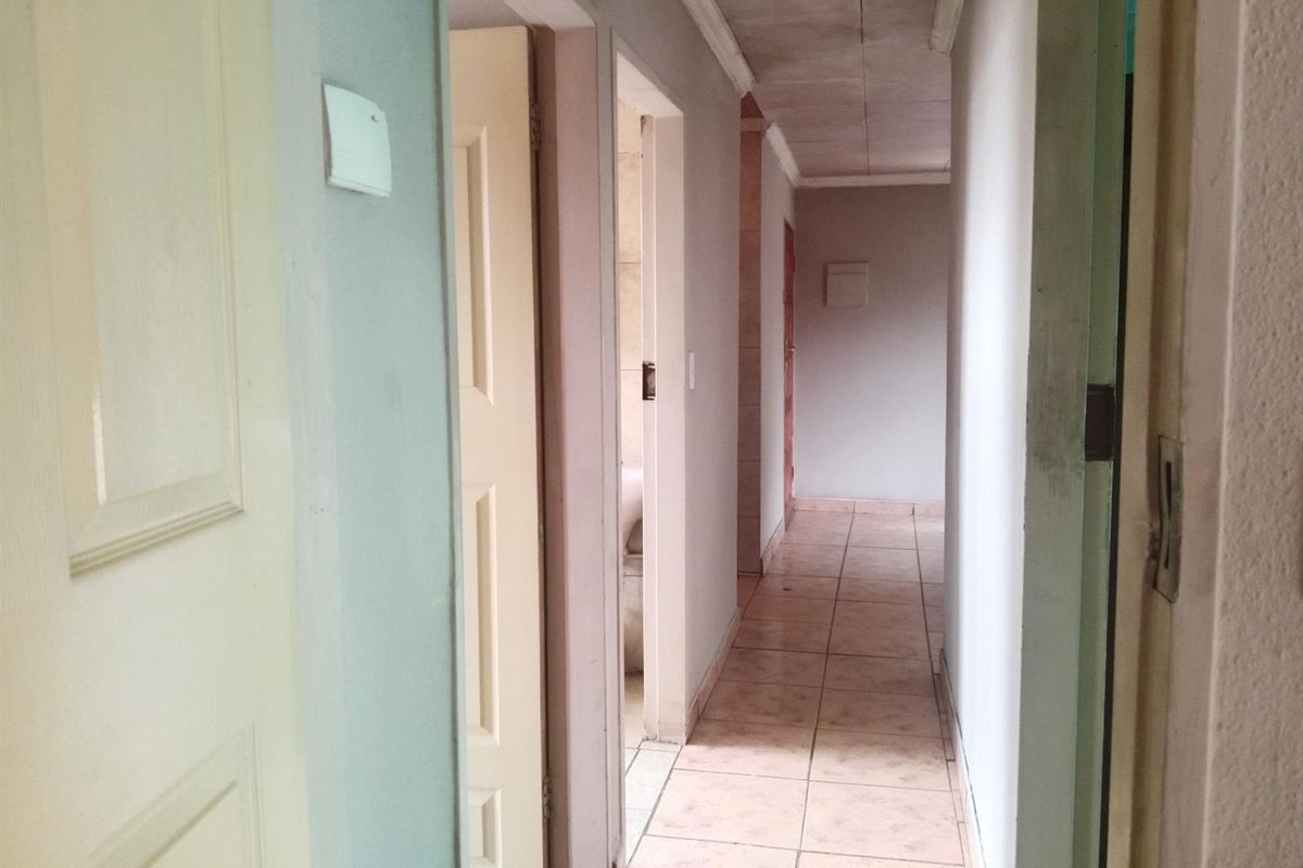 3 Bedroom House with a Garage To Rent in Philip Nel Park, Pretoria West - Photo 2
