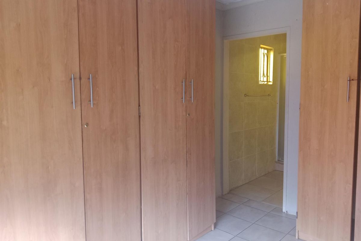3 Bedroom House with a Garage To Rent in Philip Nel Park, Pretoria West - Photo 4