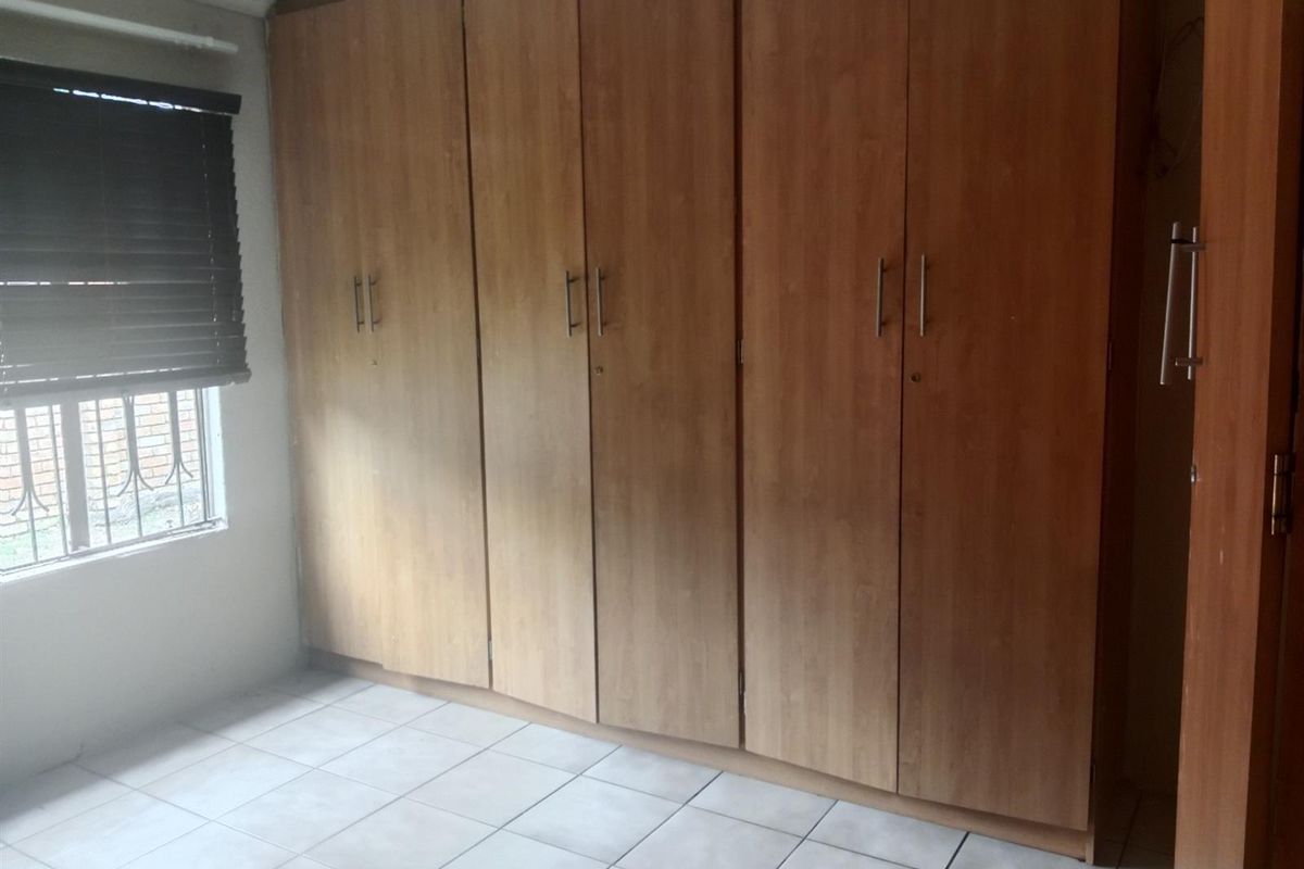 3 Bedroom House with a Garage To Rent in Philip Nel Park, Pretoria West - Photo 5