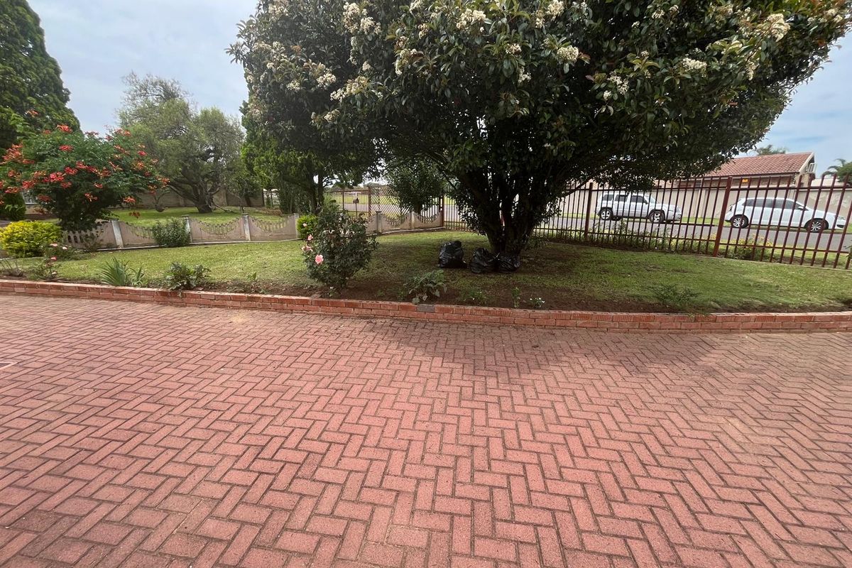 4 bedroom House For Sale in Dundee, KwaZulu Natal - Photo 2