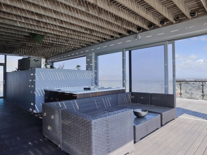 Exclusive Beachfront Penthouse Apartment - Photo 7