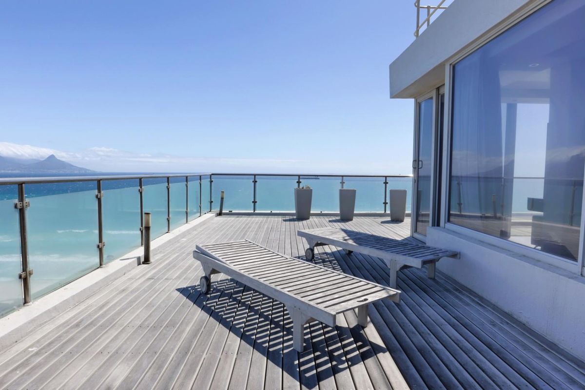 Exclusive Beachfront Penthouse Apartment - Photo 2