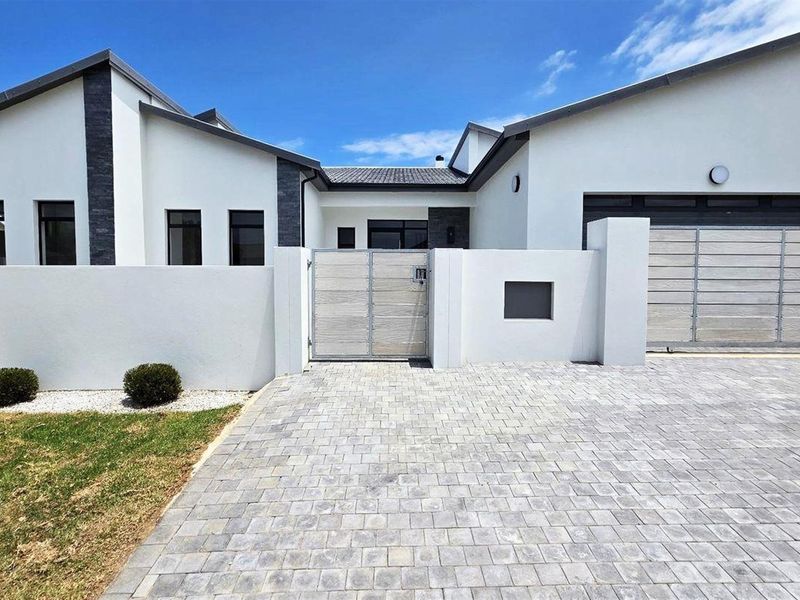 House For Sale in Fountains Estate, Jeffreys Bay - Photo 2