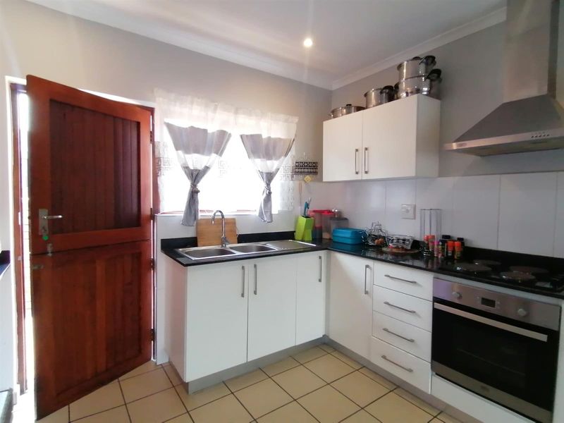 Margate. Townhouse in secure eco estate - Photo 10