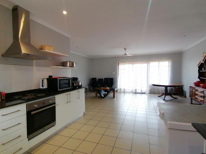 Margate. Townhouse in secure eco estate - Photo 4