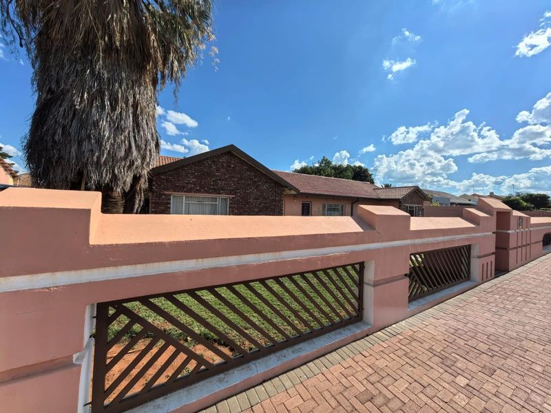 Live the Dream: Modern Home, Lapa, Pool and Perfect Work-from-Home Setup! - Photo 2