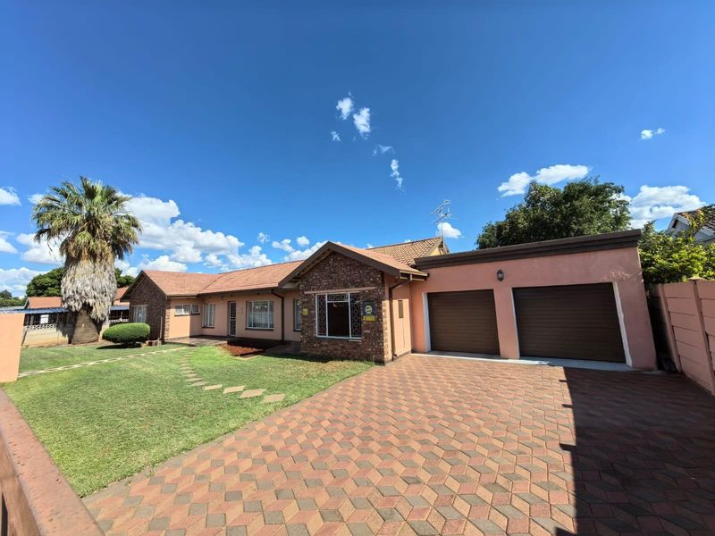 Live the Dream: Modern Home, Lapa, Pool and Perfect Work-from-Home Setup! - Photo 4