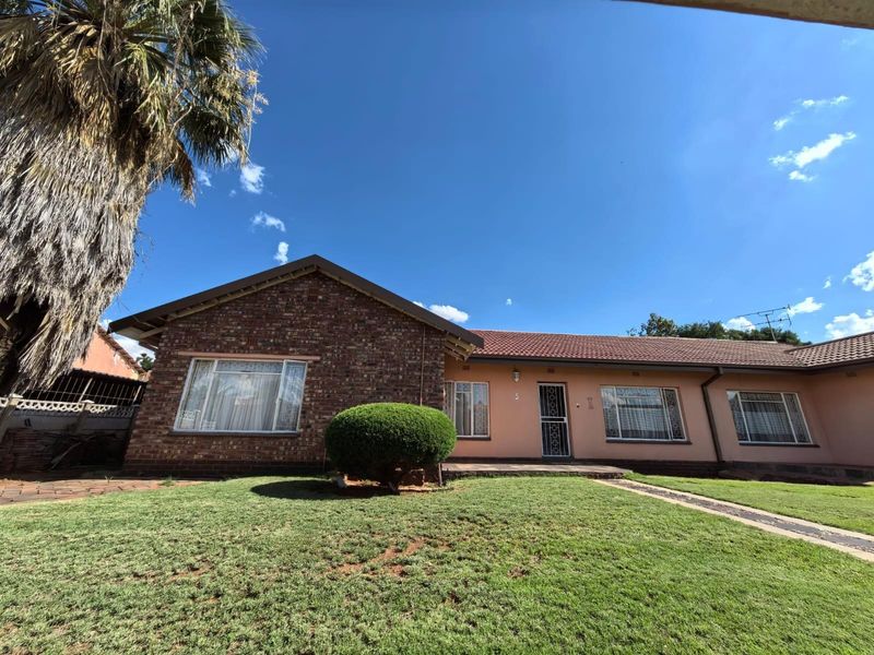 Live the Dream: Modern Home, Lapa, Pool and Perfect Work-from-Home Setup! - Photo 3