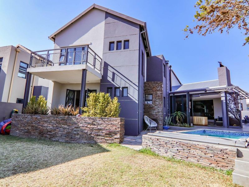 Contemporary Industrial Living | Parkside Position | Sustainable Design - Photo 2