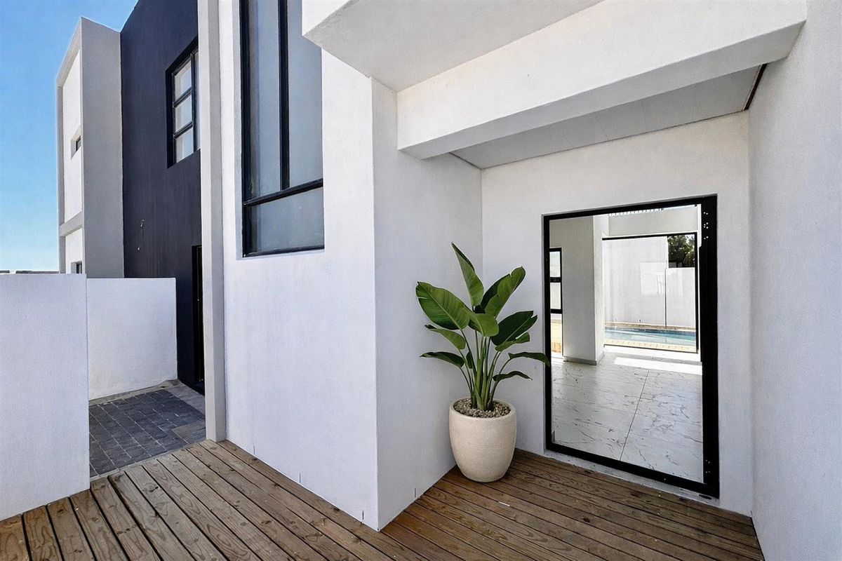 Newly Built, Modern Luxury 4 bed home in sought-after Sandown, Blouberg - Photo 3