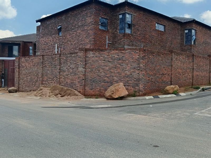 18 unit House For Sale in Cosmo City Ext 5 Roodepoort - Photo 2