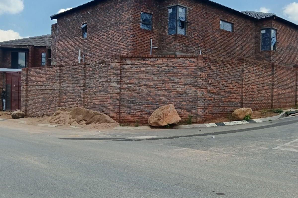 18 unit House For Sale in Cosmo City Ext 5 Roodepoort - Photo 2