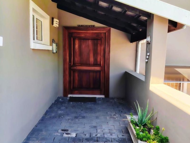 UPMARKET LUXURY IN LEISURE BAY - Photo 9