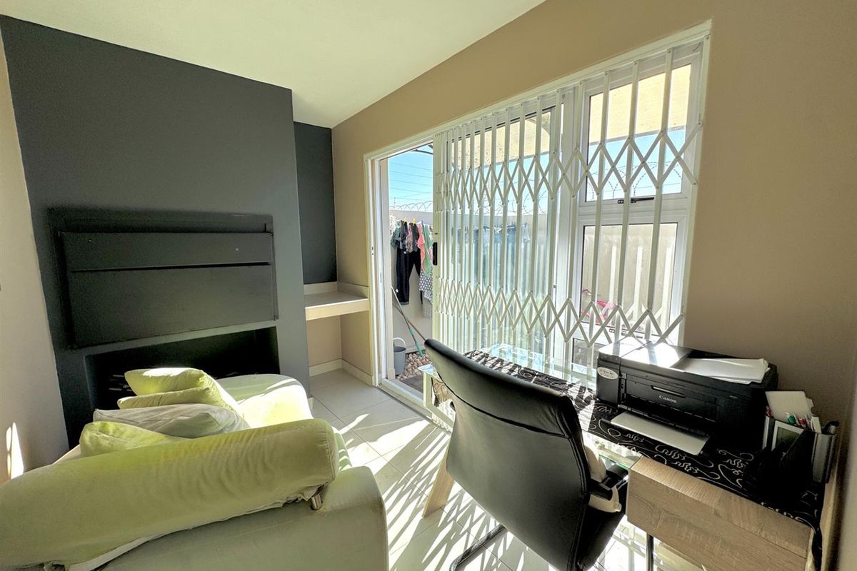 Well-Maintained Family Lock-Up-and-Go in Villa Diamante - Photo 4