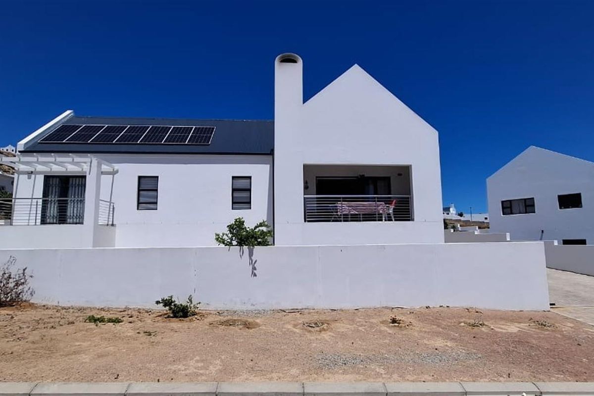 Magnificent, Modern 3 bedroom, 2 bathroom Home For Sale in De Gama Bay - Photo 2