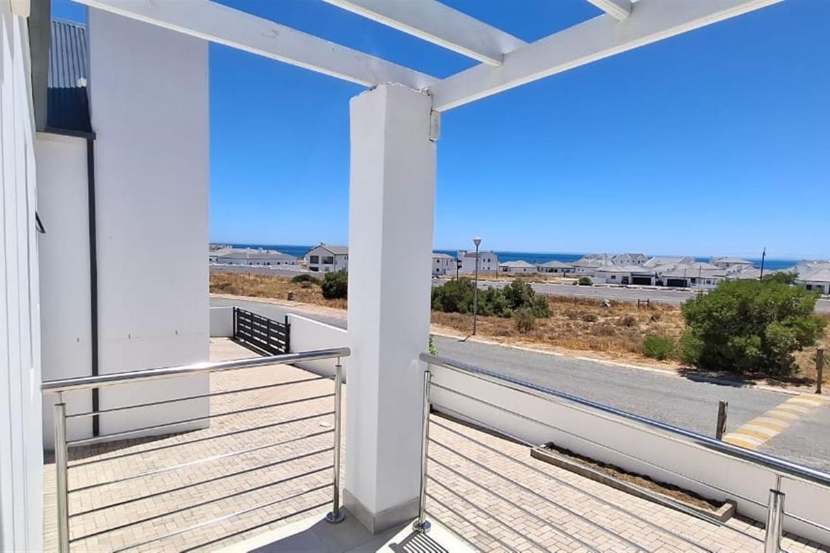 Magnificent, Modern 3 bedroom, 2 bathroom Home For Sale in De Gama Bay - Photo 4