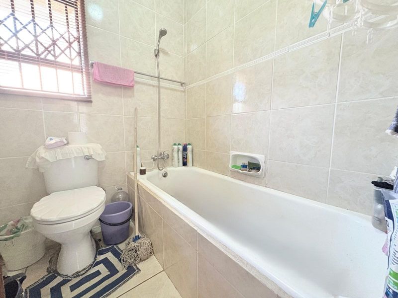 Exceptional 3‐Bedroom Family Home for Sale in Sunnyridge - Space, Comfort and Modern Living - Photo 9