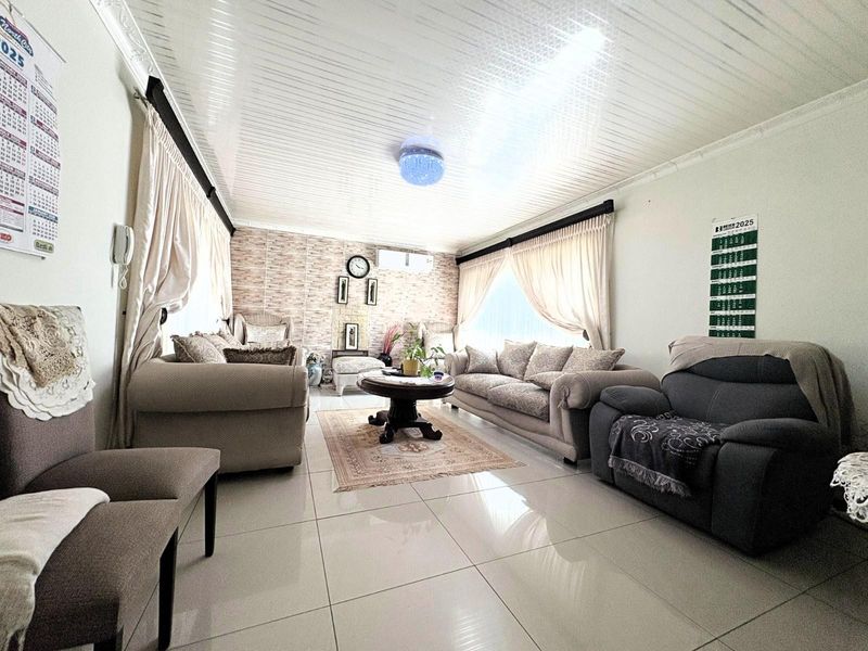 Exceptional 3‐Bedroom Family Home for Sale in Sunnyridge - Space, Comfort and Modern Living - Photo 2