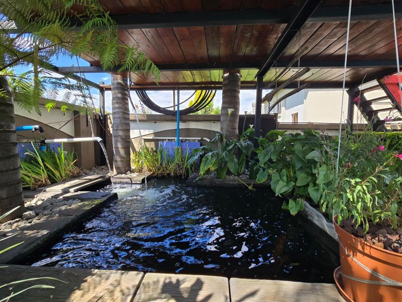 An Impressive Freestanding Residence Offering Refined Living, Poolside Luxury and Energy Efficiency - Photo 2