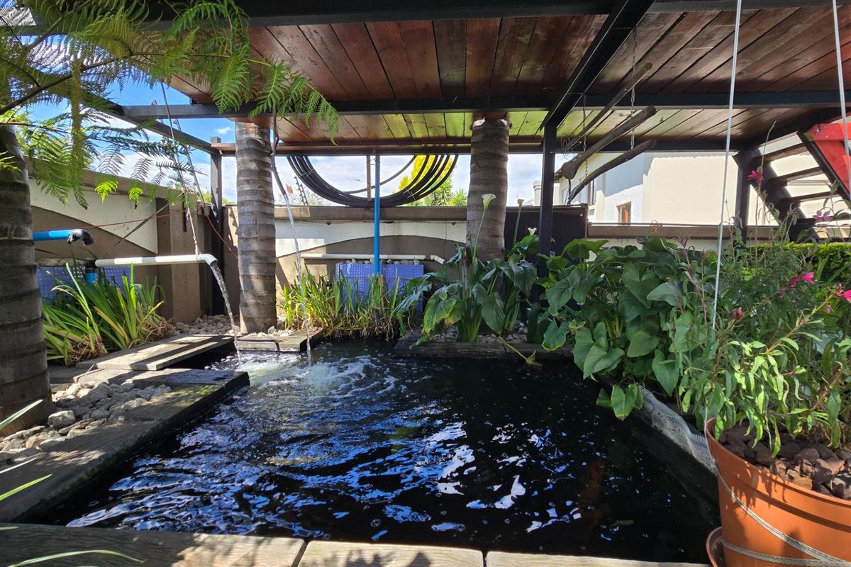 An Impressive Freestanding Residence Offering Refined Living, Poolside Luxury and Energy Efficiency - Photo 2