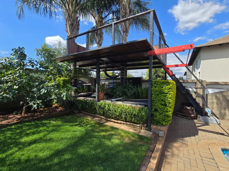 An Impressive Freestanding Residence Offering Refined Living, Poolside Luxury and Energy Efficiency - Photo 3