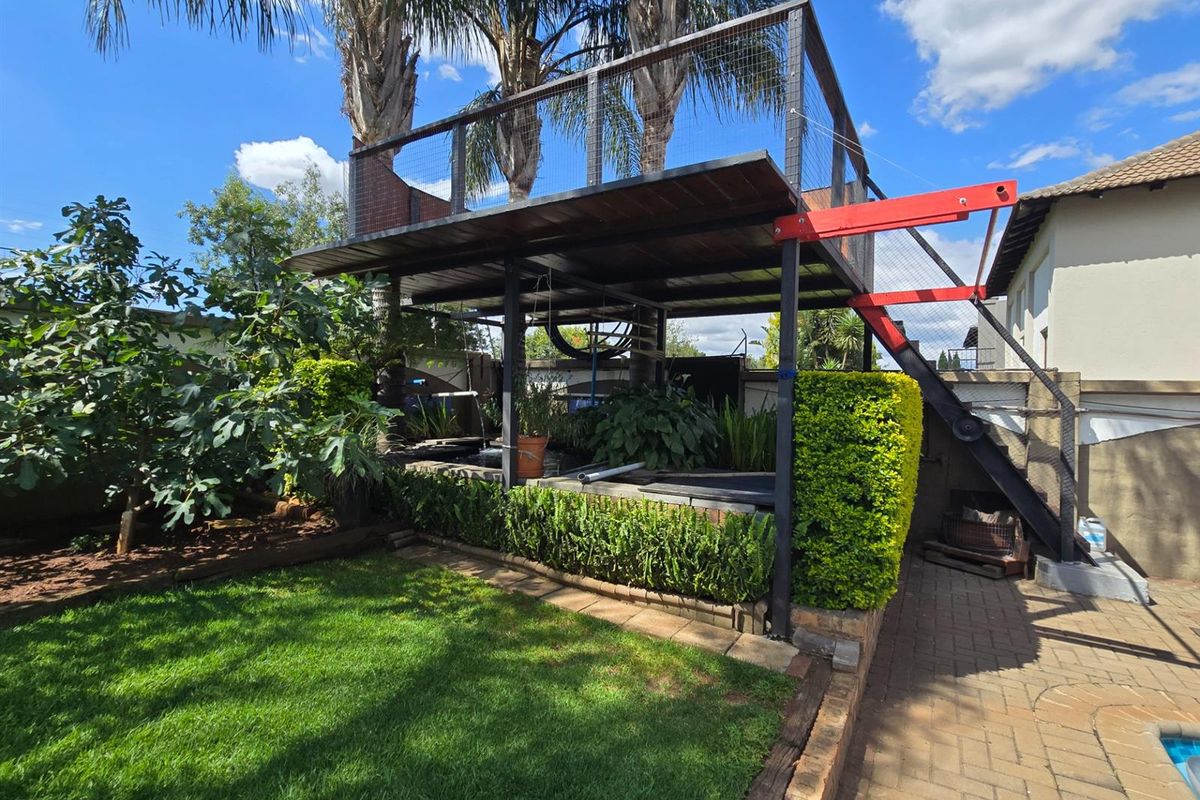 An Impressive Freestanding Residence Offering Refined Living, Poolside Luxury and Energy Efficiency - Photo 3