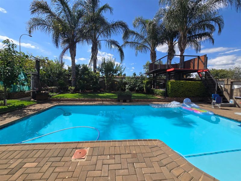 An Impressive Freestanding Residence Offering Refined Living, Poolside Luxury and Energy Efficiency - Photo 4