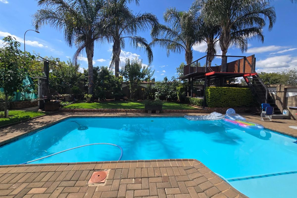 An Impressive Freestanding Residence Offering Refined Living, Poolside Luxury and Energy Efficiency - Photo 4